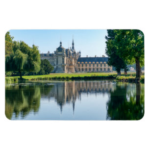 Chateau de Chantilly und Reflexion in einem Teich Magnet