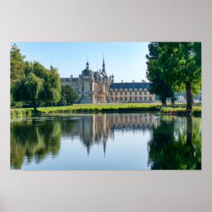 Chateau de Chantilly und Reflexion in einem Teich Poster