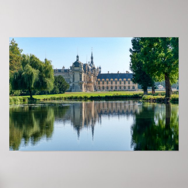 Chateau de Chantilly und Reflexion in einem Teich Poster (Vorne)