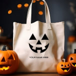 CHEAP KÜRBISLATERNE PUMPKIN-GESICHT INDIVIDUELLE N TRAGETASCHE<br><div class="desc">Feiern Sie Halloween im Stil mit unserer exklusiven Kürbisgesichtstasche, einem vielseitigen Accessoire, das an Ihren individuellen Stil angepasst werden kann. Fügen Sie Ihren Namen oder eine CUSTOM-NACHRICHT hinzu, um sie wirklich zu Ihrem Ziel zu machen. Diese Tasche hat ein weißes Kürbis-Design, das nahtlos die spukhaften und lustigen Aspekte von Halloween...</div>