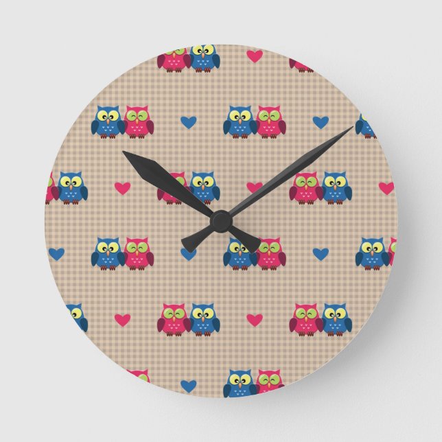 Checked pattern with love owls runde wanduhr (Vorderseite)