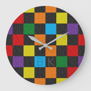 Checkered Pattern Trendy Rainbow LGBTQ Monogram Große Wanduhr