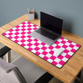 Checkered squares hot pink white geometric retro schreibtischunterlage