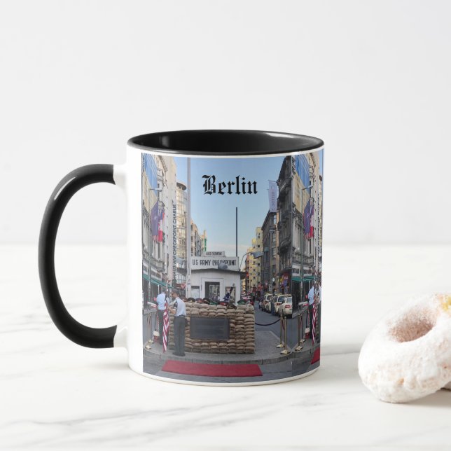 Checkpoint Charlie Berlin | Farbversion Tasse (Mit Donut)