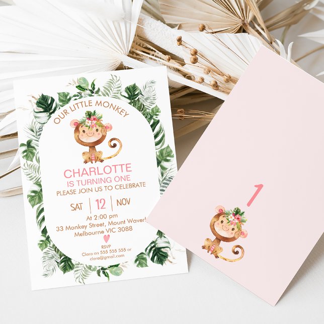 Cheeky Little Monkey Girls Einladung zum 1. Geburt (Girl's little monkey first birthday invitation also featuring some greenery and tropical flowers.)