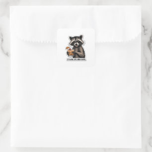 Cheeky Raccoon mit Whiskey Sour - Playful Cocktai Quadratischer Aufkleber