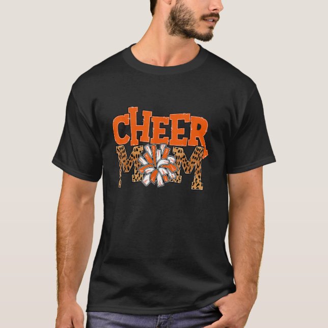 Cheer Mom Leopard with Orange and White Pom Poms T-Shirt (Vorderseite)
