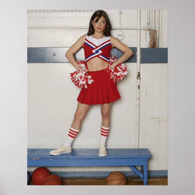 Cheerleader stehend auf Bank in der Nähe von Baske Poster (Vorne)
