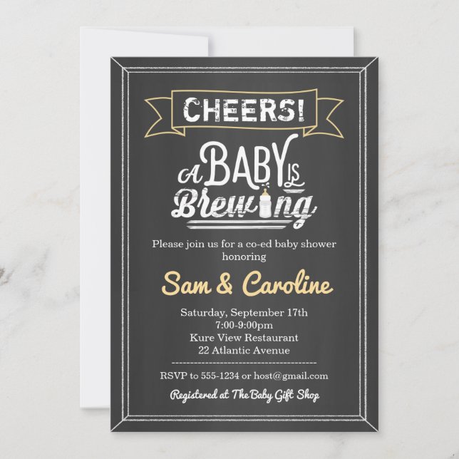 Cheers Baby wird Chalkboard Baby Dusche zubereiten Einladung (Vorderseite)