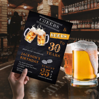 Cheers & Biere Rustikales Chalkboard jedes Alter G Einladung