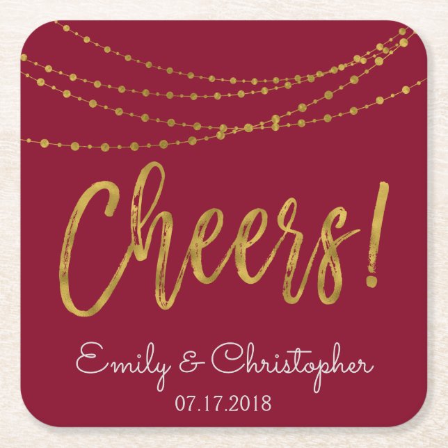 Cheers Burgundy und Gold Foil String Lights Rechteckiger Pappuntersetzer (Vorderseite)