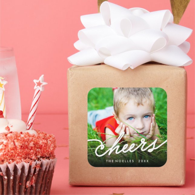 Cheers Calligraphy Script Modernes Foto Holiday Quadratischer Aufkleber (Party)