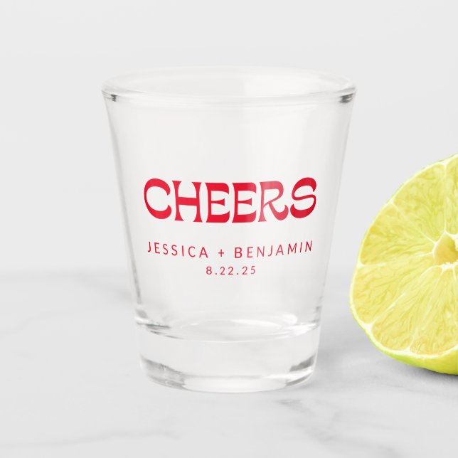 Cheers Groovy Bold Red Typografy Names Wedding Schnapsglas (Vorderseite)