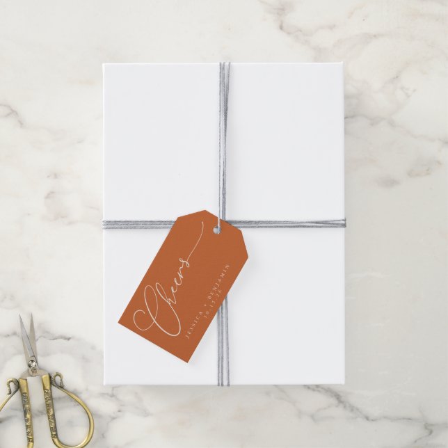 Cheers Minimal Burnt Orange Script Custom Wedding Geschenkanhänger (Mit Garn)