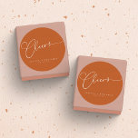 Cheers Minimal Burnt Orange Script Custom Wedding Runder Aufkleber<br><div class="desc">Cheers Minimalistisch Burnt Orange Script Custom Wedding Classic Round Sticker</div>