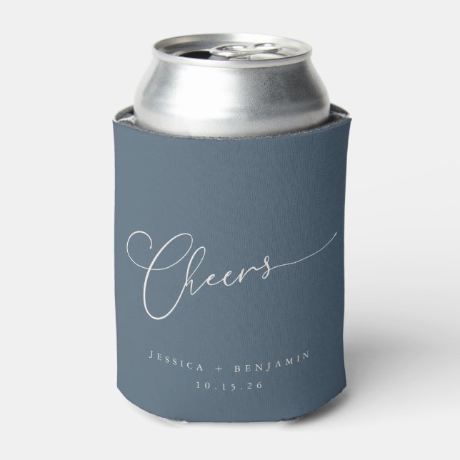 Cheers Minimal Dusky Blue Script Custom Wedding Dosenkühler (Kanne Vorderseite)