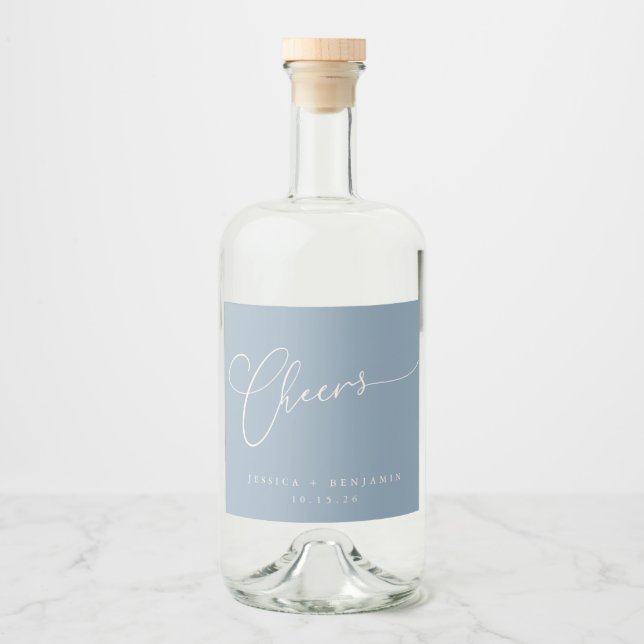 Cheers Minimal Dusty Blue Script Custom Wedding Alkoholflaschenetikett (Vorderseite)
