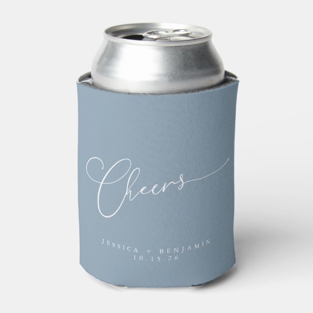 Cheers Minimalistisch Dusty Blue Script Custom Wed Dosenkühler (Kanne Vorderseite)