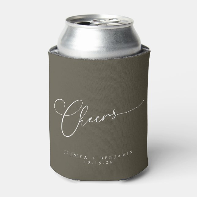 Cheers Minimalistische Olive Script Custom Wedding Dosenkühler (Kanne Vorderseite)