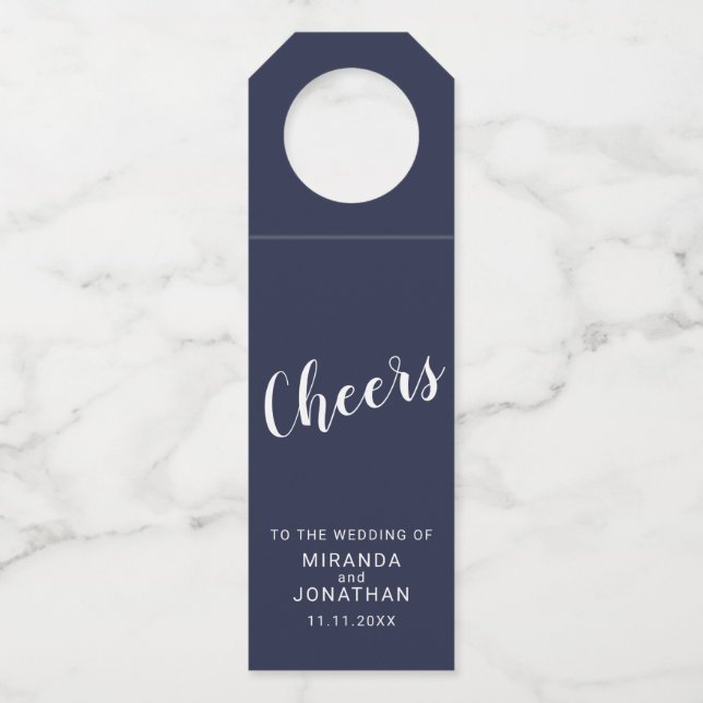 'Cheers' Moderne Script Navy Blue Wedding Flaschenanhänger (Vorderseite)