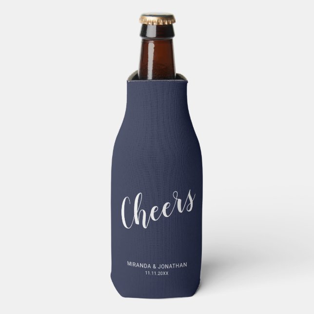 "Cheers" Modernes Script Navy Blue Flaschenkühler (Flaschenvorderseite)
