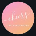 Cheers Orange Pink Christmas Runder Aufkleber<br><div class="desc">Gutes Weihnachtsaufkleber für Ihre Korrespondenz und Geschenkverpackung mit einem rosa bis orangefarbenen Hintergrund und "Beifall" in einem trendigen weißen Drehbuch. Sie können Ihre Namen in einer einfachen weißen Typografie unter Ihnen personalisieren.</div>