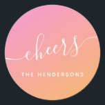 Cheers Orange Pink Christmas Runder Aufkleber<br><div class="desc">Gutes Weihnachtsaufkleber für Ihre Korrespondenz und Geschenkverpackung mit einem rosa bis orangefarbenen Hintergrund und "Beifall" in einem trendigen weißen Drehbuch. Sie können Ihre Namen in einer einfachen weißen Typografie unter Ihnen personalisieren.</div>