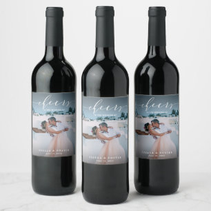 Cheers Stylish White Script Foto Wedding Weinetikett
