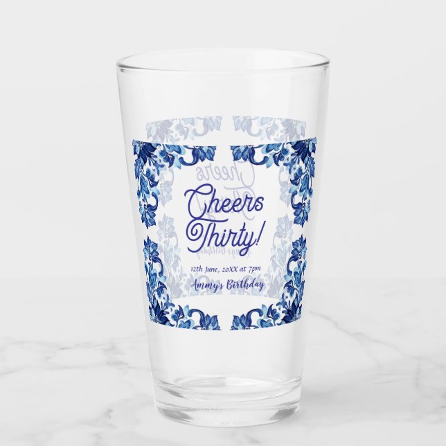 Cheers thirty birthday royal blue floral border na glas (Vorderseite)