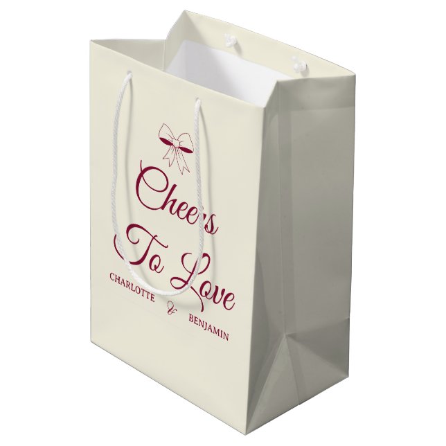 Cheers To Love Burgundy Script Ivory Bow Wedding Mittlere Geschenktüte (Rückseite Schrägansicht)