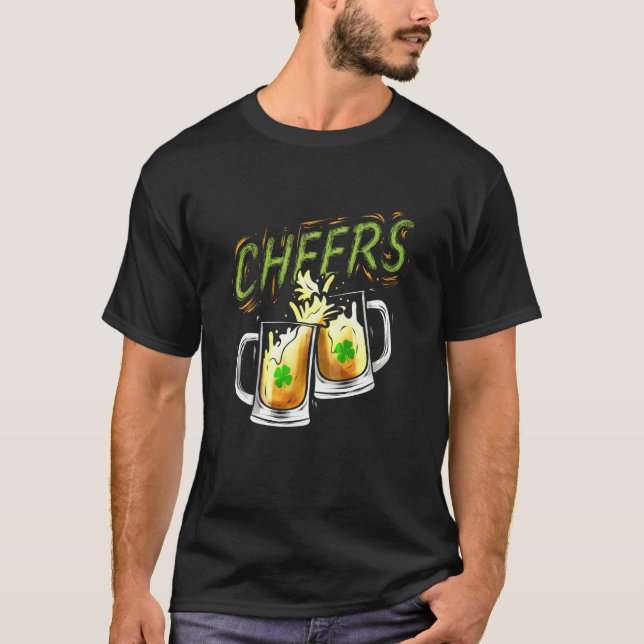 Cheers With Beers And Shamrock For St Patricks Day T-Shirt (Vorderseite)