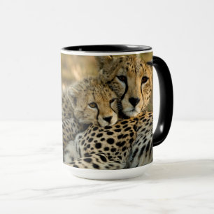 Cheetah Cub Snuggling mit seiner Mama Tasse