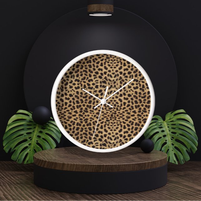 Cheetah Print pattern Uhr (Cheetah Print Clock by Looly Elzayat
)