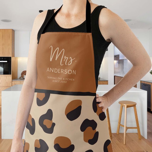 Cheetah Print Taming Kitchen Brown Black Funny Schürze (funny apron bride bridal newlywed bachelorette gift personalized christmas thanksgiving wild animal)