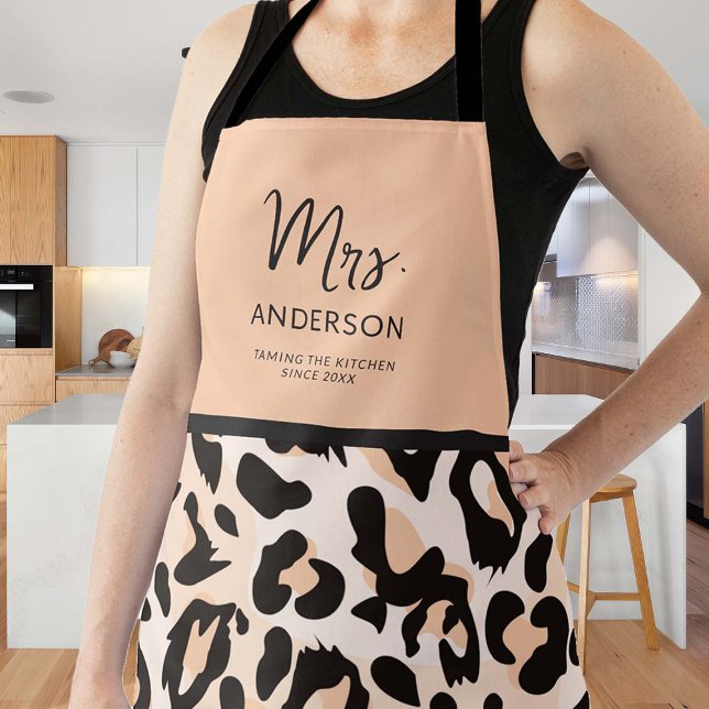 Cheetah Print Taming Kitchen Pink Chic Black Funny Schürze (funny apron newlywed bride bachelorette bridal gift christmas birthday mom personalized animal print)