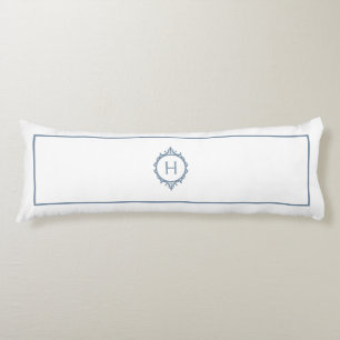 Chelsea Stormy Blue und White Mit Monogramm Seitenschläferkissen
