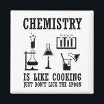Chemie ist wie Kochen Magnet<br><div class="desc">Liebe du Chemie? Liebe du zu lachen? Wenn ja, dann ist das eine Illustration für Sie, besonders wenn Sie Wissenschaftler oder Chemiker sind. Es gibt viele Chemie-Designs da draußen, aber wie viele von ihnen sind sinnvoll? Das macht das komische Chemie-Sprichwort "Chemie ist wie Kochen" grafisches Design so großartig. Sie werden...</div>