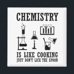 Chemie ist wie Kochen Magnet<br><div class="desc">Liebe du Chemie? Liebe du zu lachen? Wenn ja, dann ist das eine Illustration für Sie, besonders wenn Sie Wissenschaftler oder Chemiker sind. Es gibt viele Chemie-Designs da draußen, aber wie viele von ihnen sind sinnvoll? Das macht das komische Chemie-Sprichwort "Chemie ist wie Kochen" grafisches Design so großartig. Sie werden...</div>