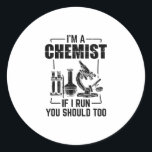 Chemist | Science Chemistry Students Geschenke Runder Aufkleber<br><div class="desc">Der lustige "Chemist" | Science Chemistry Students Gifts" Sprichwort T - Shirt ist eine humorvolle Geschenkidee für Lehrer,  Professoren und Wissenschaftler. Großer Blickfang im Labrador.</div>