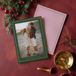 Cherish Joyful Erinnerungen Wavy Modernes Minimale Folien Feiertagskarte<br><div class="desc">Genießen Sie den Urlaubssinn mit unserer Cherish Joyful Erinnerungen Wavy Modern Minimal Foto Foil-Urlaubskarte. Diese wunderschön gestaltete Karte zeigt ein volles Foto, das elegant gerahmt in einem einzigartigen, wellenförmigen Rahmen ist. Das einfache, minimale Layout ist mit subtilen, wellenförmigen Linienakzenten aus realer Folie geschmückt, wodurch eine Touch moderner Eleganz entsteht. Die...</div>