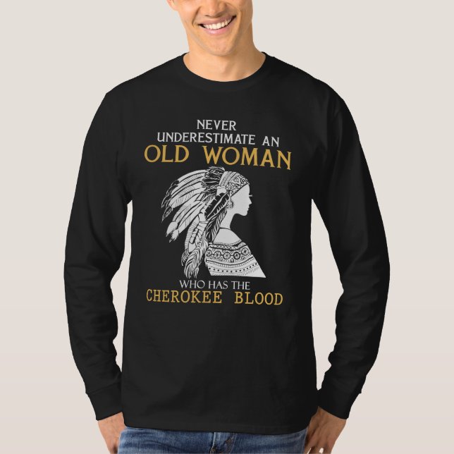 Cherokee Roots - Eine alte Frau nie unterschätzen T-Shirt (Vorderseite)