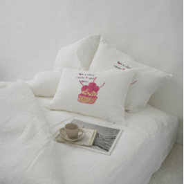 Cherry Cupcake Valentine – Hand-Drawn Dessert Dekokissen