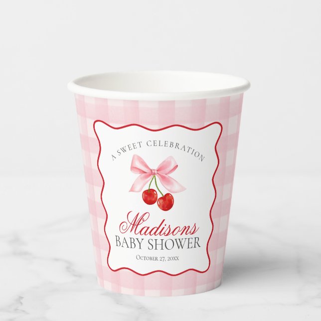 Cherry Sweet Pink Coquette Bow Gingham Baby Dusche Pappbecher (Vorderseite)