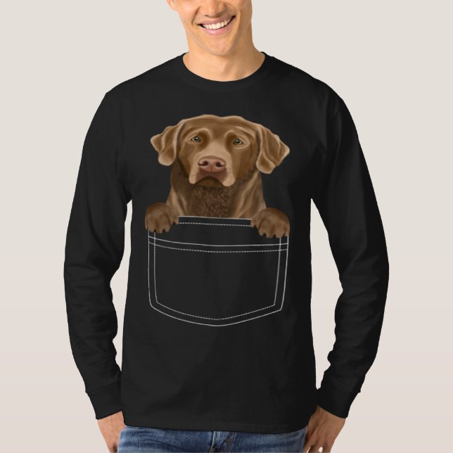 Chesapeake Bay Retriever Dog In Pocket  Dog T-Shirt (Vorderseite)