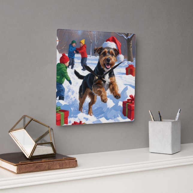 Chesapeake Bay Retriever Schnee mit Weihnachtsmütz Quadratische Wanduhr (Büro)