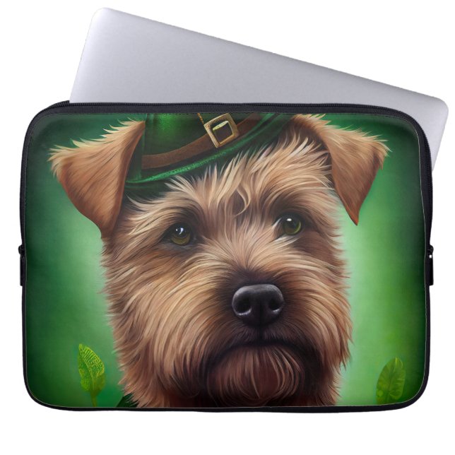 Chesapeake Bay Terrier in St Patrick's Day Dress Laptopschutzhülle (Vorderseite)