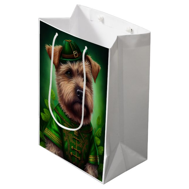 Chesapeake Bay Terrier in St Patrick's Day Dress Mittlere Geschenktüte (Vorderseite Schrägansicht)