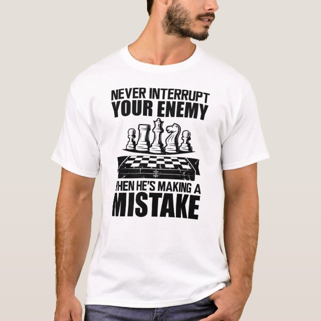 Chess - Never interrupt your enemy T-Shirt (Vorderseite)