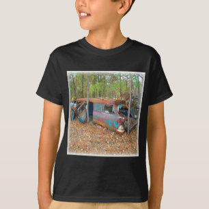 Chevy Nomade 1957, der in bewaldetem Junkyard T-Shirt