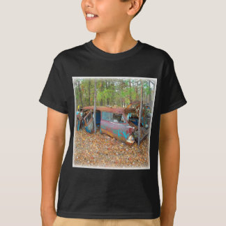 Chevy Nomade 1957, der in bewaldetem Junkyard T-Shirt